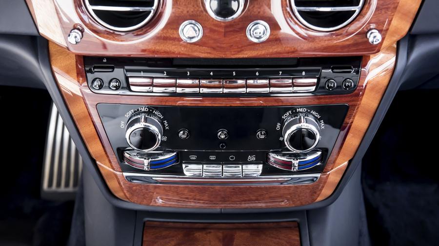 Детали интерьера Rolls-Royce Phantom 2017 года  (WW) (фото 48 из 75)
